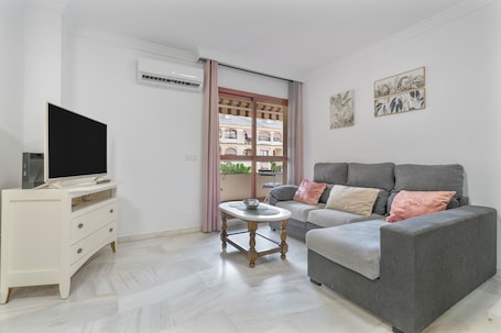 テレビ. Apartment 'Liya's Home' with Balcony, Wi-Fi and Air Conditioning