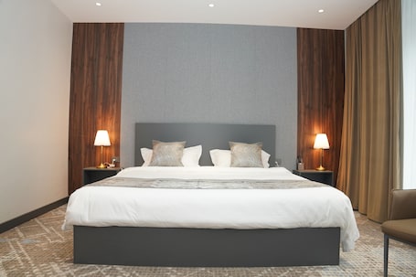 Family Suite | In-room safe, desk, laptop workspace, soundproofing