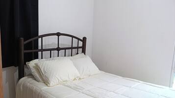 1 dormitorio, tabla de planchar con plancha, wifi y ropa de cama
