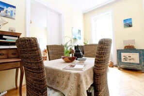 Dining - Your sunny, central and quiet home with garden (Vienna)