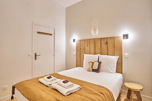 2 bedrooms, desk, iron/ironing board, internet