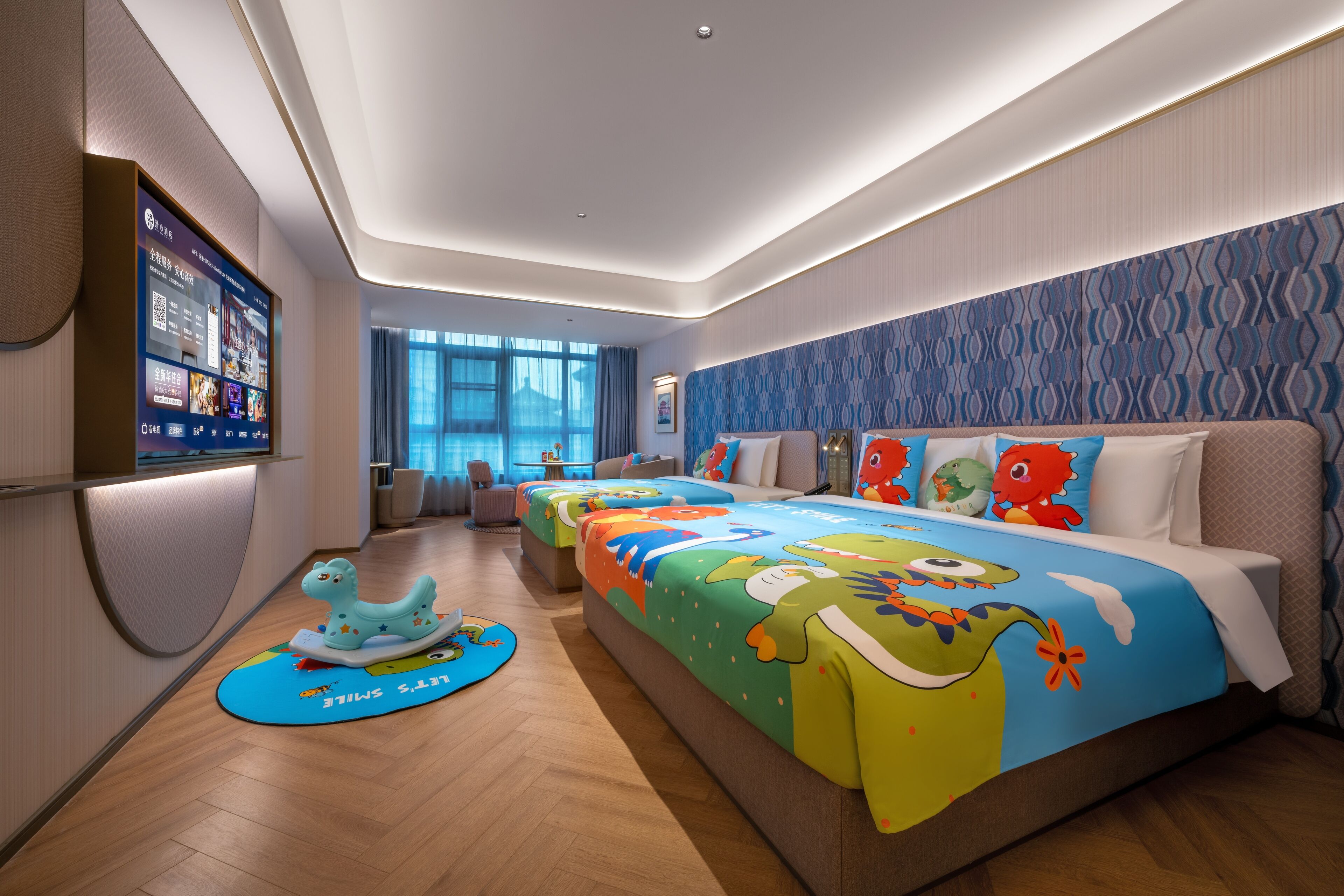 Tremannsrom – familie | Dundyner, minibar (inkludert), blendingsgardiner og strykejern/-brett