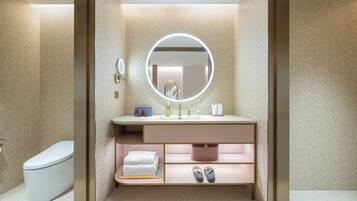 Habitación básica con 2 camas individuales, vistas a la ciudad | Baño | Zapatillas