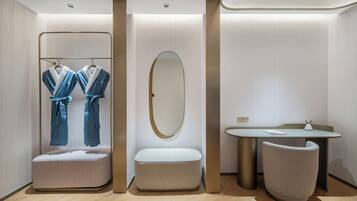 Cubrecamas, minibar con artículos gratuitos y cortinas blackout