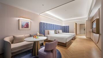 Habitación básica con 2 camas individuales, vistas a la ciudad | Cortinas opacas, tabla de planchar con plancha, wifi gratis