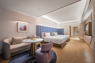Basic-Zweibettzimmer, Stadtblick | Daunenbettdecken, kostenlose Minibar, Verdunkelungsvorhänge