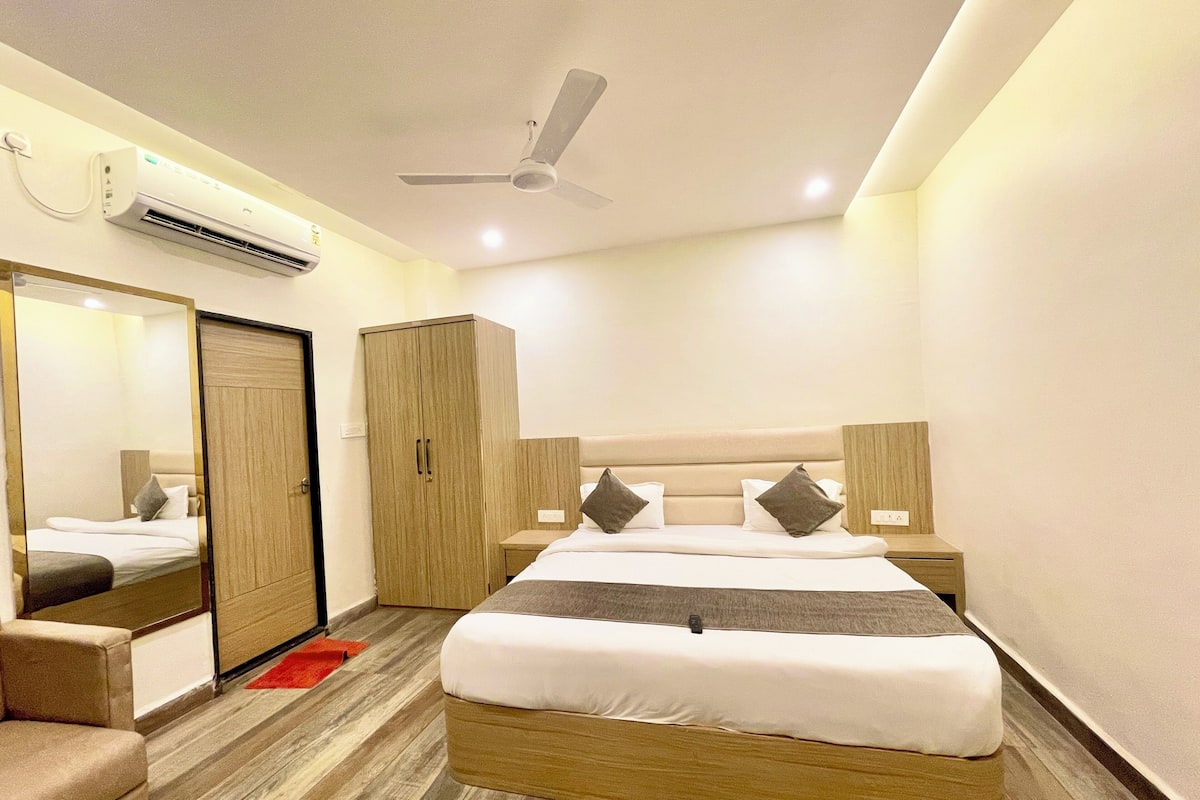 Deluxe Room | Premium bedding, desk, laptop workspace, soundproofing