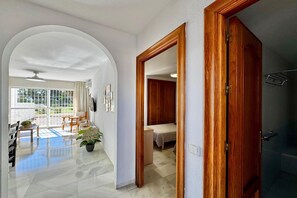 1 dormitori, planxa i posts de planxar i Internet