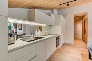 Frigorifero, forno, piano cottura, lavastoviglie