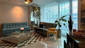 A modern living room with a sofa, coffee table, and a ceiling fan. - Corozo Berry Loft - Mallorquin View. One block from Buenavista. (Barranquilla)