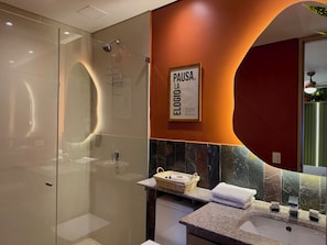 Shower, hair dryer, towels, soap - Corozo Berry Loft - Mallorquin View. One block from Buenavista. (Barranquilla)