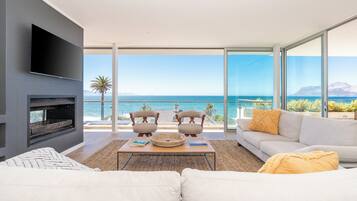 Televisión y chimenea