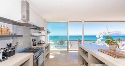 Beautiful contemporary 4-bedroom house in Cape Town