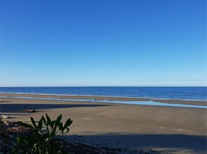 在海滩、沙滩��毛巾
