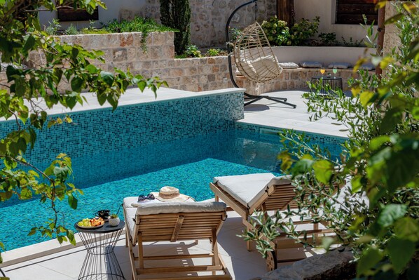 Una piscina al aire libre, una piscina climatizada