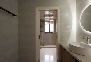 Hair dryer, towels, toilet paper - CozyLand - 5min to Yuyuan Garden with Shanghai Tower View, Rare 4Bedroom (Shanghai)