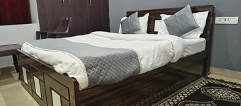 HOTEL TRIMURTI INN