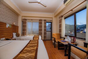 Tremannsrom – comfort | Skrivebord, skrivebord for bærbar PC og wi-fi (inkludert)