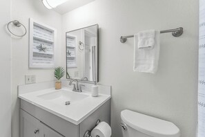 Secadora de cabello, toallas, jabón, papel de baño