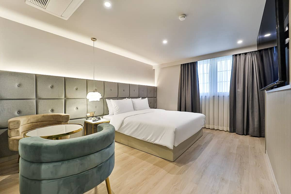 Classic Double Room | Desk, laptop workspace, blackout drapes, soundproofing