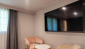 Deluxe-huone | Työpöytä, kannettavalle tietokoneelle sopiva työtila, pimennysverhot