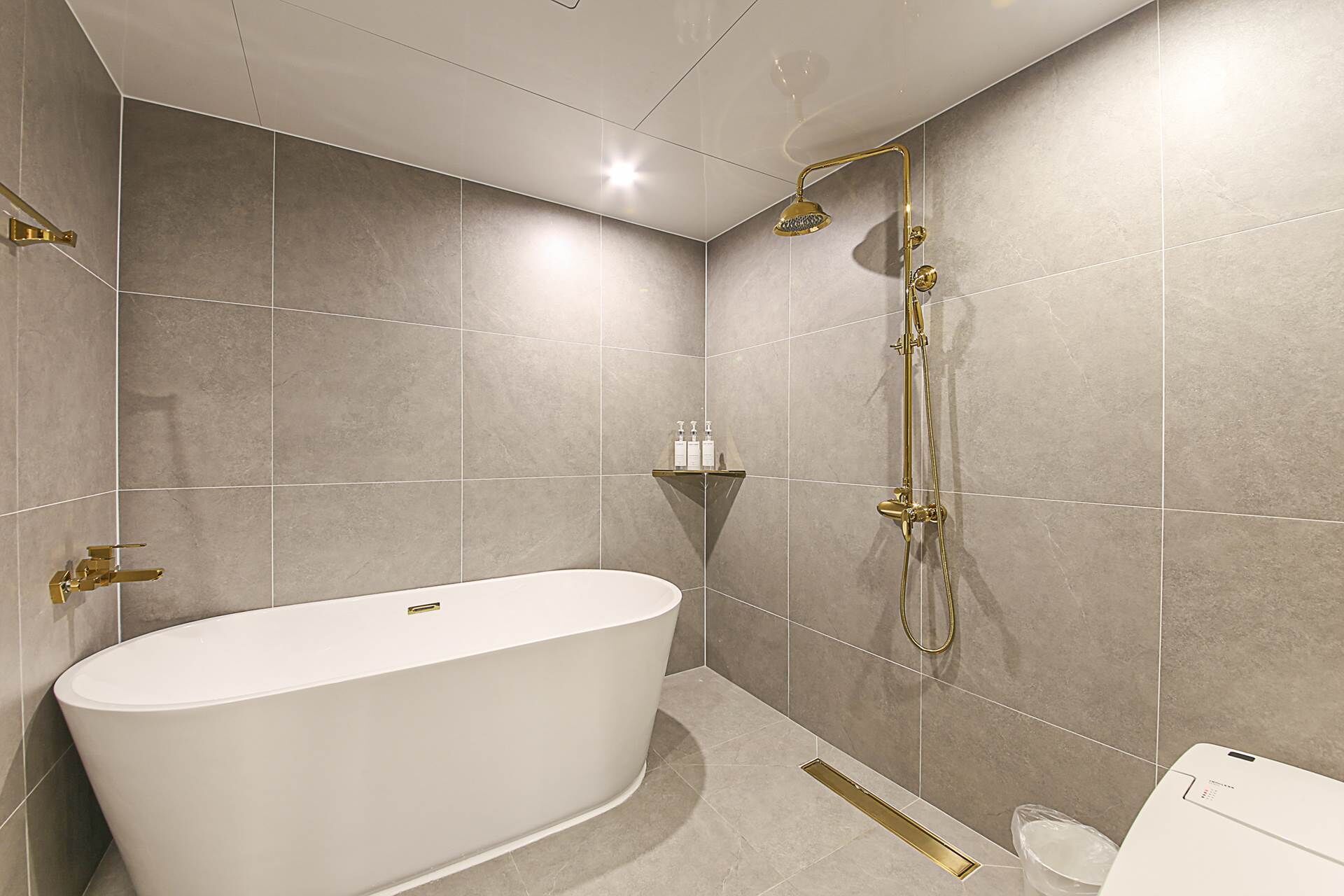Deluxe Twin kamer | Badkamer | Gratis toiletartikelen, een haardroger, pantoffels, handdoeken