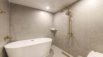 Habitación Deluxe con 2 camas individuales | Baño | Artículos de higiene personal gratuitos, secador de pelo y zapatillas