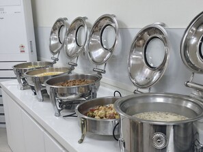 每日供应自助式早餐（每人 KRW 10000）