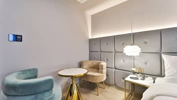 Escritorio, espacio para trabajar con laptop y cortinas blackout