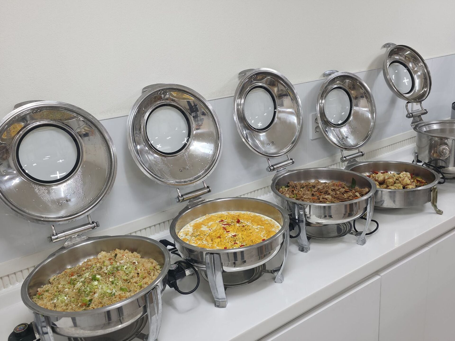 Daily buffet breakfast (KRW 10000 per person)