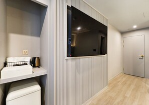 Private Twin Room | Desk, laptop workspace, blackout curtains, soundproofing