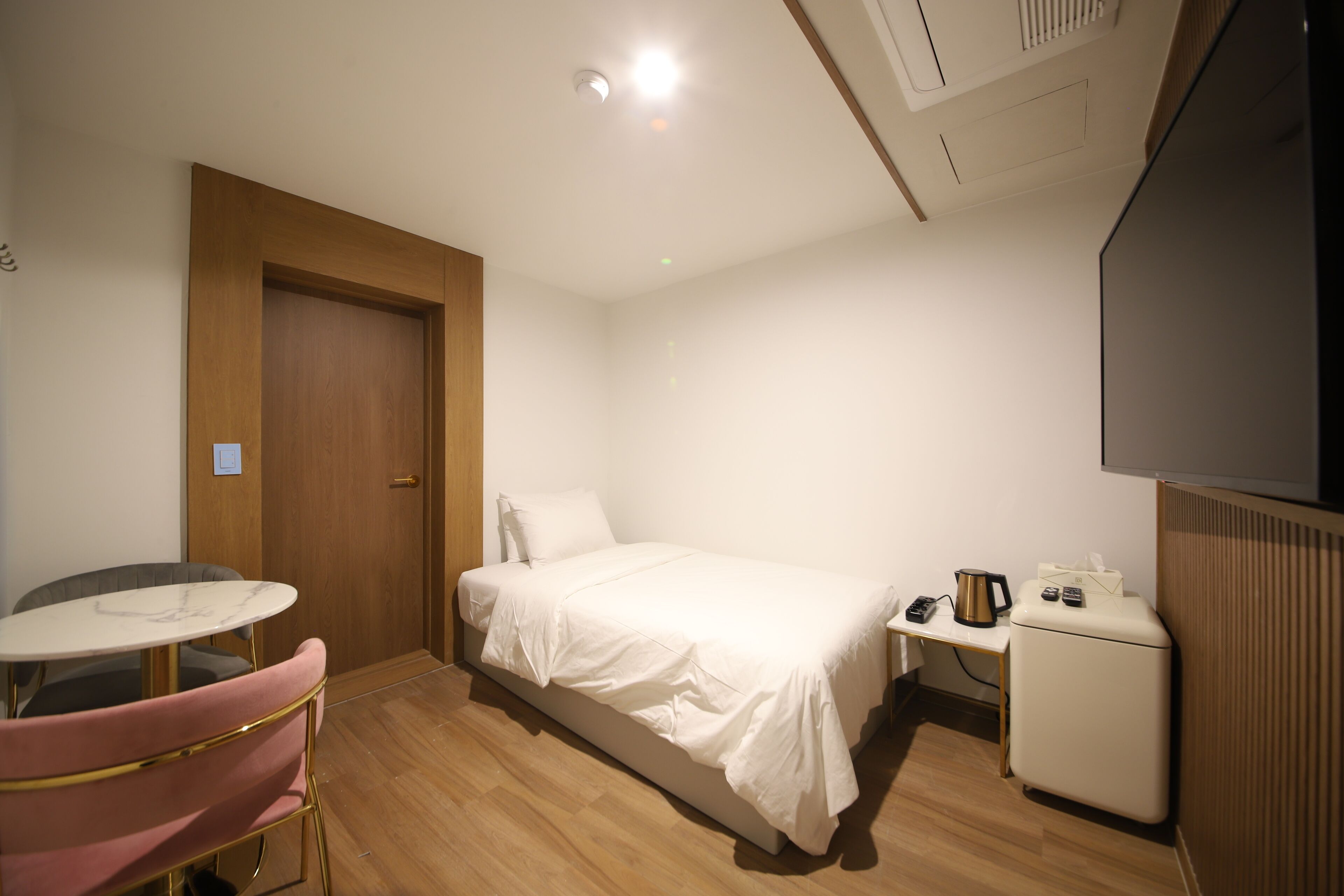 Deluxe Single Room (No Window) | Desk, laptop workspace, blackout drapes, soundproofing