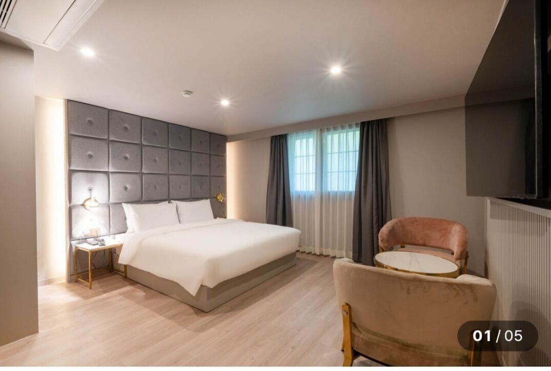 Deluxe Room | Desk, laptop workspace, blackout drapes, soundproofing