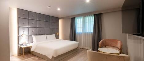 Deluxe Room | Meja, ruang kerja komputer riba, langsir/tirai gelap terus, kalis bunyi