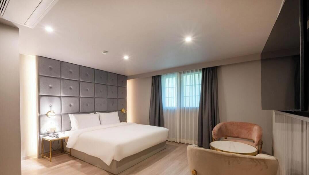 Rom – deluxe | Skrivebord, skrivebord for bærbar PC, blendingsgardiner og lydisolert