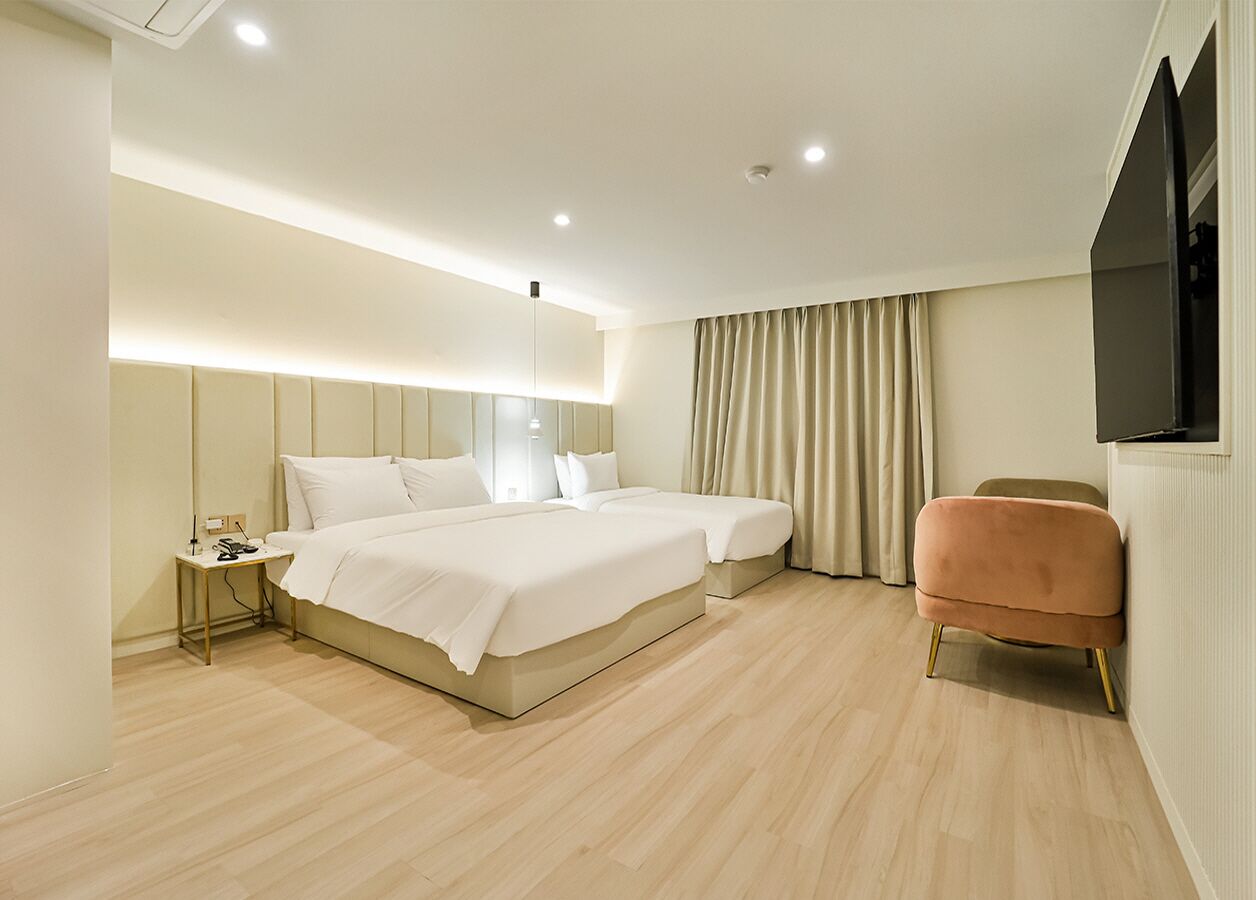 Premium Twin Room | Desk, laptop workspace, blackout drapes, soundproofing