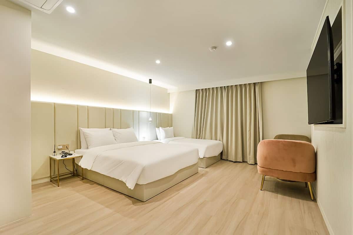 Premium Twin Room | Desk, laptop workspace, blackout curtains, soundproofing