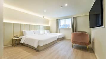 Kahden hengen premium-huone (kaksi sänkyä) | Työpöytä, kannettavalle tietokoneelle sopiva työtila, pimennysverhot