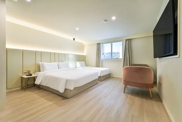 Premium Twin Room | Desk, laptop workspace, blackout drapes, soundproofing