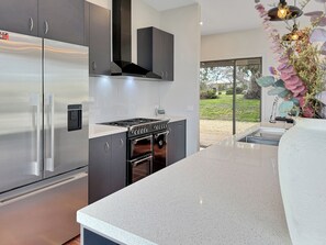 Køleskab, mikrobølgeovn, ovn, kogeplade