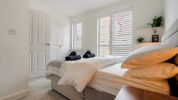 4 bedrooms, iron/ironing board, WiFi (free), bed sheets