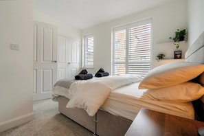 4 bedrooms, iron/ironing board, free WiFi