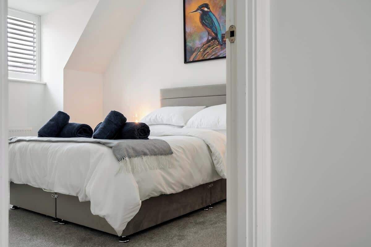 4 bedrooms, iron/ironing board, free WiFi, bed sheets
