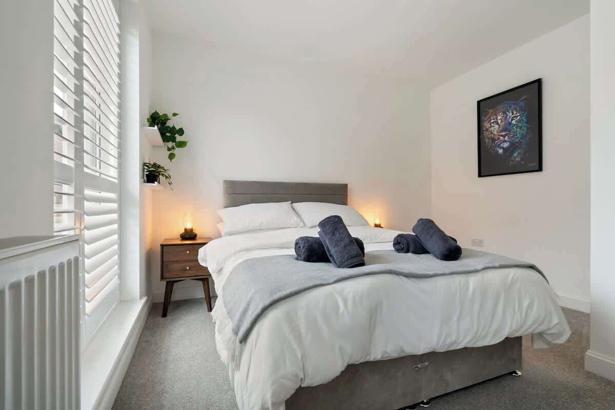 4 bedrooms, iron/ironing board, free WiFi, bed sheets