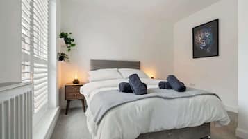4 bedrooms, iron/ironing board, free WiFi, bed sheets