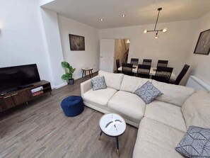 Unclassified image, 4 of 72, button - Coulsdon Townhouse: Garden, Parking, Near Train (Greater London)