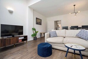 Unclassified image, 5 of 72, button - Coulsdon Townhouse: Garden, Parking, Near Train (Greater London)