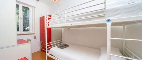 2 Schlafzimmer, Bügeleisen/Bügelbrett