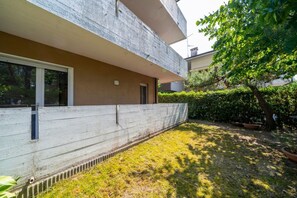 Property grounds - GuestHost - Cozy 56 sqm ground-floor apartment featuring a balcony running along the entire perimeter and a private garden, perfect for relaxation and tranquility. Located in Grado Pineta, a green and quiet area just steps from the sea and nature trails, (Grado-Pineta)