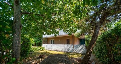 GuestHost - Cozy 56 sqm ground-floor apartment featuring a balcony running along the entire perimeter and a private garden, perfect for relaxation and tranquility. Located in Grado Pineta, a green and quiet area just steps from the sea and nature trails,